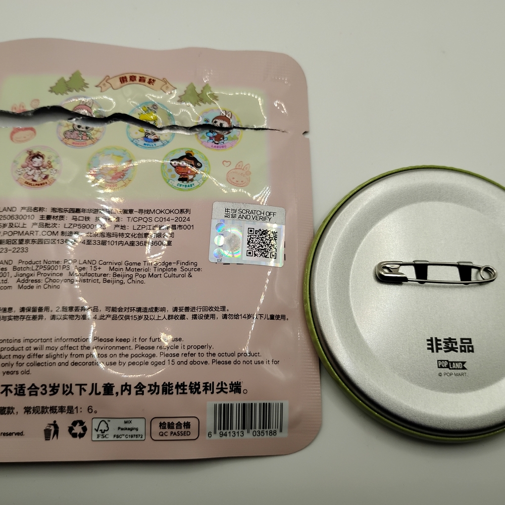 POP LAND Carnival Game Tin Badge Finding MOKOKO "Crybaby" LIMITED EDITION - Picture 2 of 2